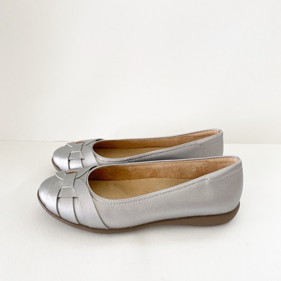 BNIB Naturalizer Fabiola Leather Round Toe Flats Silver Frost 7.5 - Picture 3 of 14